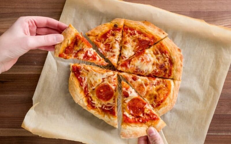 طريقة عمل البيتزا منال العالم خطوة بخطوة في 10 دقائق