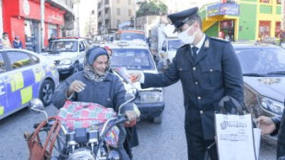 بمناسبة عيد الشرطة توزيع الهدايا على المواطنين واحتفالات في الشوارع 