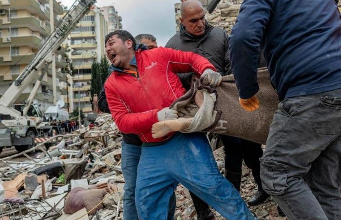 زلزال تركيا يطيح بالوطن العربي ويصل الى فلسطين