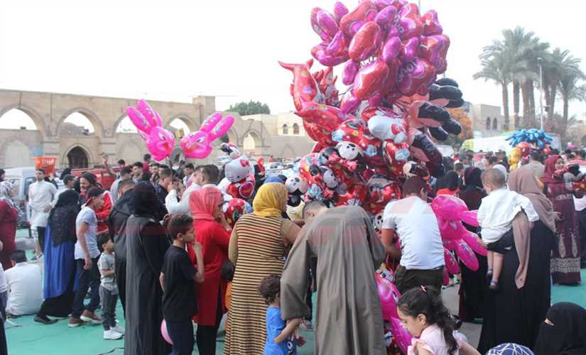 استعدادات عيد الفطر المبارك في مصر: تحضيرات العائلات والأطعمة التقليدية والعادات الشعبية